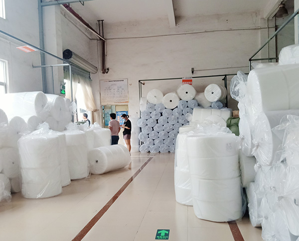 功夫不負有心人，這句話，小編想送給剛拿下120噸口罩針刺棉訂單的東莞智成纖維業務符經理。每一場合作的背后，都不是一件容易的事，能成功合作，或是客戶覺得合作方品牌可靠，亦或是相關人員服務周到。 6月17日，東莞智成纖維業務符經理終于獲得深圳鐘先生的認可?；貞浧鹋c深圳鐘先生初見，是兩天前的6月15日，這次登門拜訪，是深圳鐘先生上門考察東莞智成纖維。此次考察智成，獲得了深圳鐘先生的極大認可，從鐘先生口中得知，鐘先生此前對比了很多廠家，但只有東莞智成纖維的環境衛生能達到他的標準，這也是智成人平時做好7s管理的體現。 6月15日當天下午東莞智成纖維業務吳總監到深圳和鐘先生協商價格、合作等問題。晚上11點，智成纖維業務符經理不辭辛勞，把剛打好的樣品送到深圳，讓鐘先生試樣。 第三、第四次，是6月16日，符經理帶上張技術上門進行技術指導。前前后后兩天時間，終得深圳鐘先生一句：合同馬上簽給你。 前有劉備三顧茅廬，后有智成符經理4次登門拜訪，兩者終得盡善盡美。東莞智成纖維的每一位銷售人員，秉承著用心、不懈怠任何一位客戶的工作態度，為客戶服務著。