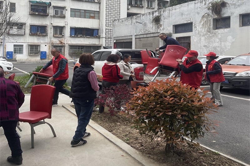 我為群眾辦實事||黨建引領(lǐng)送溫暖，愛心座椅進社區(qū)